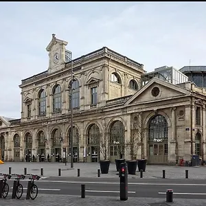 Gare Flandre, Dans L'emblematique Rue De Bethune , Lille France